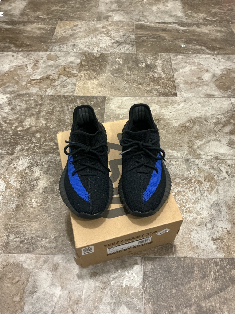 Adidas Yeezy Boost 350 V2 Dazzling Blue - Women's 8.5 / Men's 7.5 (With Box) - Picture 2 of 7
